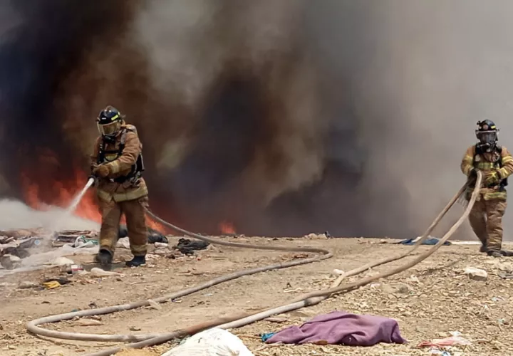 bomberos-incendio-vertedero.jpg
