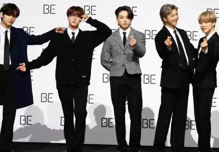  J-hope (dcha) junto al resto de miembros de la boy band surcoreana 'Bangtan Boys, BTS'. EFE