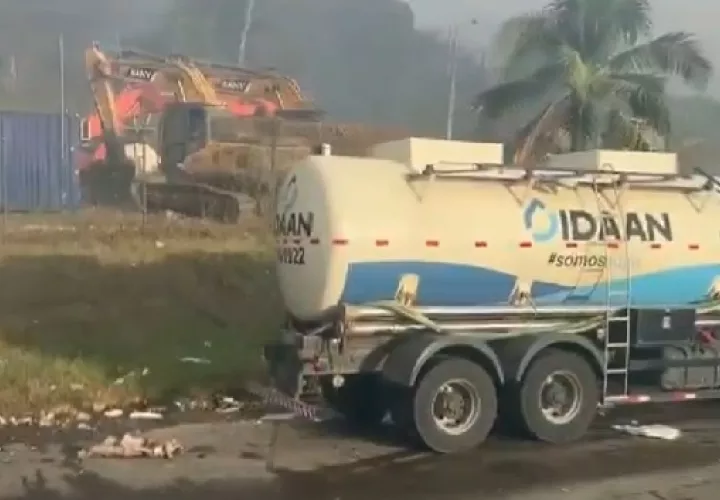 Personal del Idaan ayudó a los bomberos con la dotación de agua para combatir el incendio. Foto: Internet