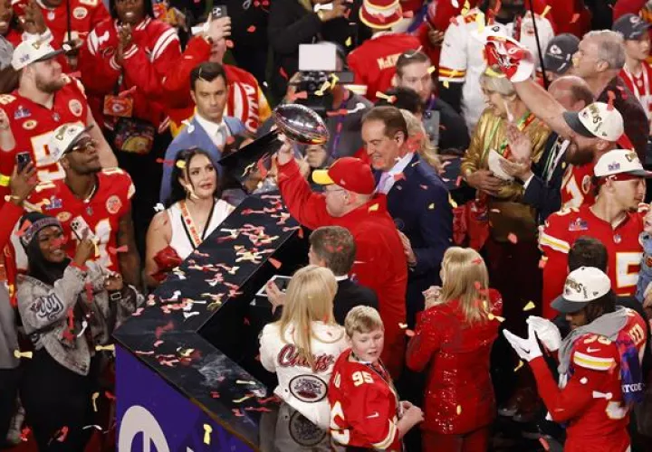  Andy Reid el coach de  Kansas City Chiefs con el trofeo de campeón. Foto:EFE 