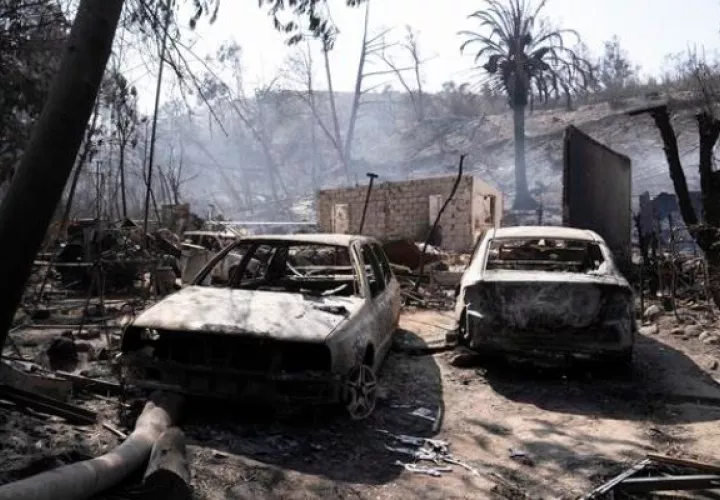  Autos calcinados durante la ola de incendios más mortífera de la historia reciente de Chile. Foto: EFE