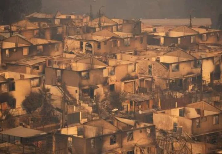 Decenas de viviendas afectadas por los incendios forestales, en la zona de El Olivar, en Viña del Mar. Foto: EFE