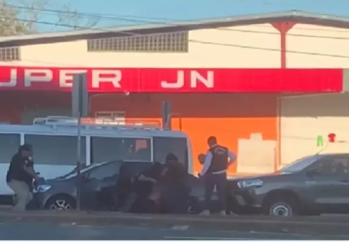 El subcomisionado, presuntamente transportaba sustancias ilícitas en su vehículo.