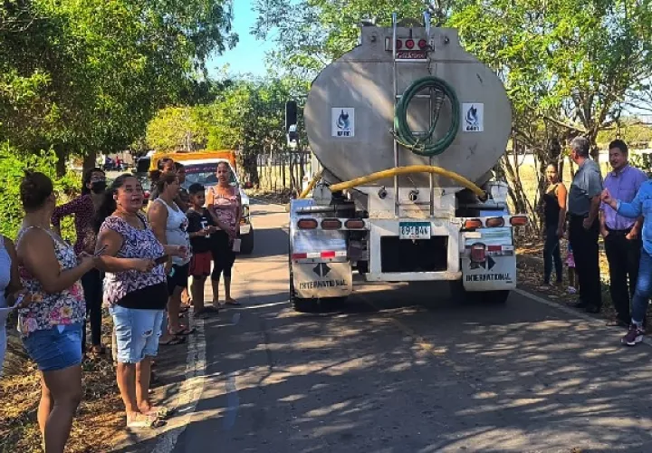 Los reclamos de los moradores fue acogida por el director regional del Instituto de Acueductos y Alcantarillados Nacionales (Idaan), Omar Cohen, quien se acercó al sitio para explicar a los moradores la problemática. Foto. Thays Domínguez