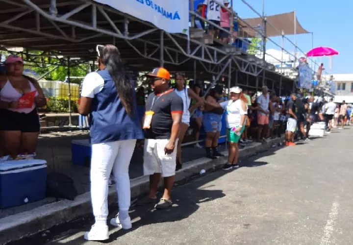 En Chitré, la ruta completa del carnaval incluye la utilización completa del parque Unión y del Centenario, con más de 28 carros cisternas apostados en el recorrido. Foto. Thays Domínguez