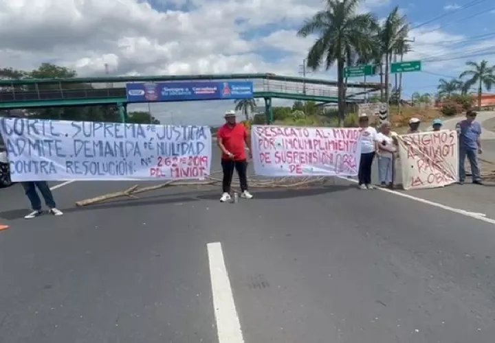 Los manifestantes también reclamaban la entrega por parte del Departamento de Ingeniería del Municipio de La Chorrera de una resolución en la que se acata el dictamen de la CSJ. Foto. Eric Montenegro