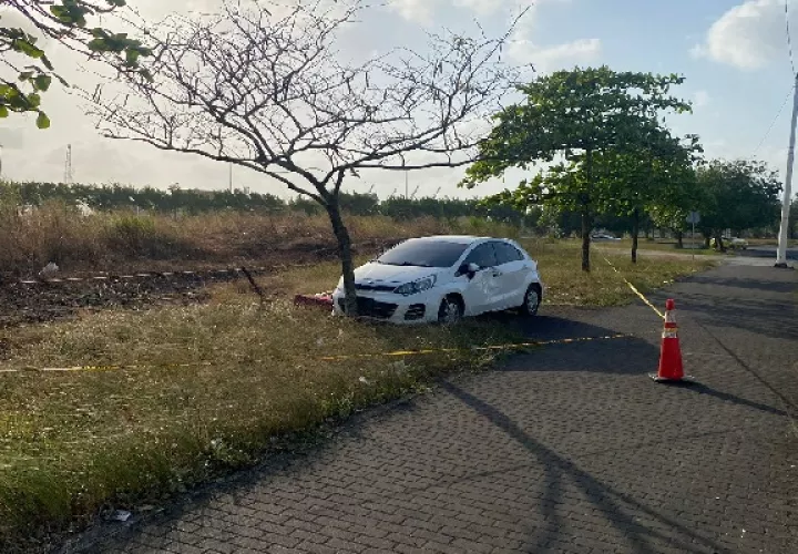 El auto baleado y luego accidentado era un sedán color blanco, marca Kia.