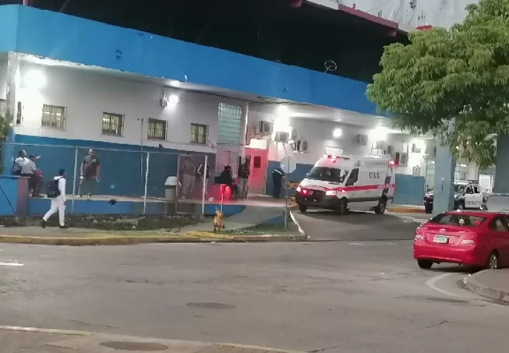 Jonathan Selles, recibió ayuda y fue trasladado al cuarto de urgencias del Hospital Dr. Manuel Amador Guerrero. Foto. Diomedes Sánchez