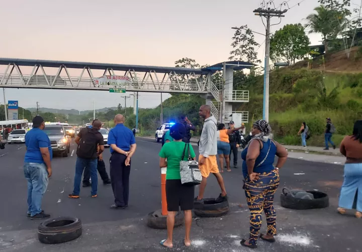 Cierre en Nueva Providencia por falta de agua. Foto/Diomedes Sánchez
