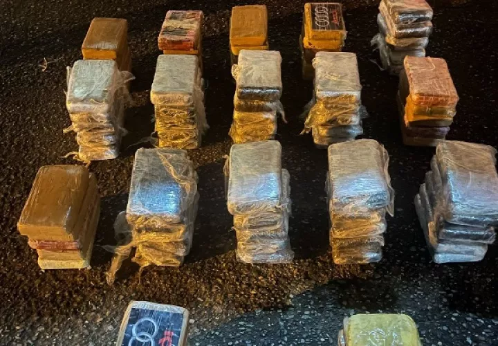 Los paquetes rectangulares estaban forrados en color crema y con plástico, y algunos de ellos tenían señas con la marca de automóviles de alta gama. Foto. Proteger y Servir