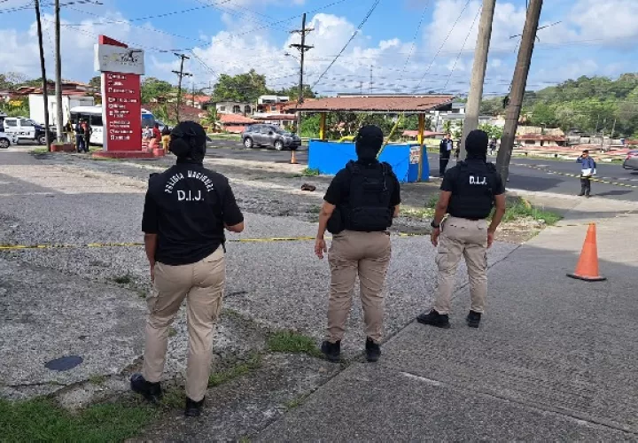 Las autoridades legaron al área del incidente para recabar la mayor cantidad de indicios posibles. Foto. Diomedes Sánchez