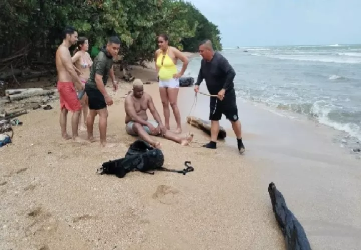 Los agentes policiales ubicados en el puesto de control y vigilancia, al percatarse de la emergencia, se metieron al mar logrando sacar al ciudadano en peligro. Foto. Cortesía
