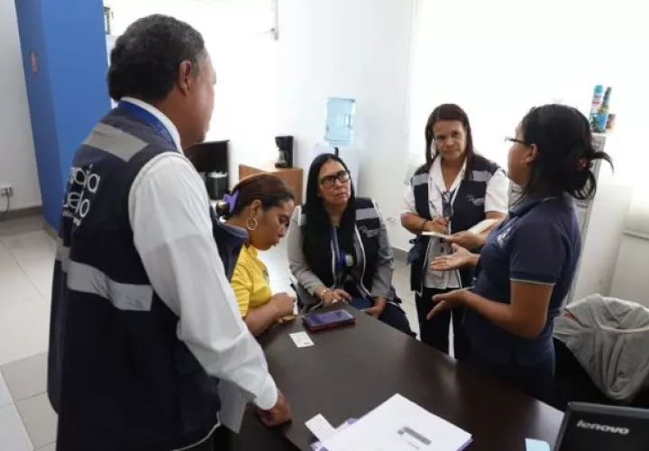 Funcionarios de la Defensoría en la sede del Ifarhu. Foto: Cortesía