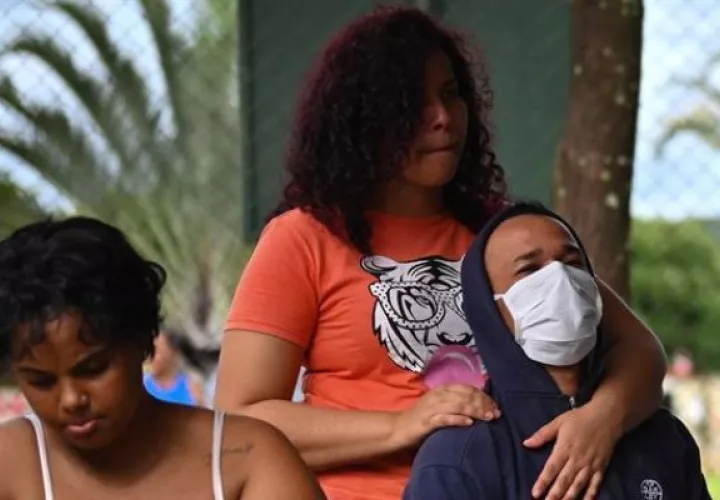 Personas esperan para recibir atención médica en una tienda de campaña para tratar casos sospechosos de dengue en Brasil. Foto: EFE