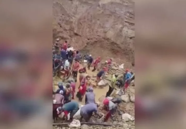 Las labores de socorro y rescate estaban siendo realizadas por los mismos mineros. Foto: EFE