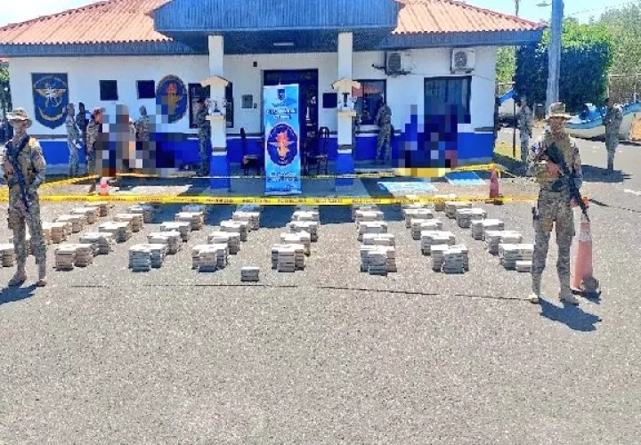 Al sureste de Mensabé incautaron 48 bultos contentivos de 1,200 paquetes de droga. Foto. Senan