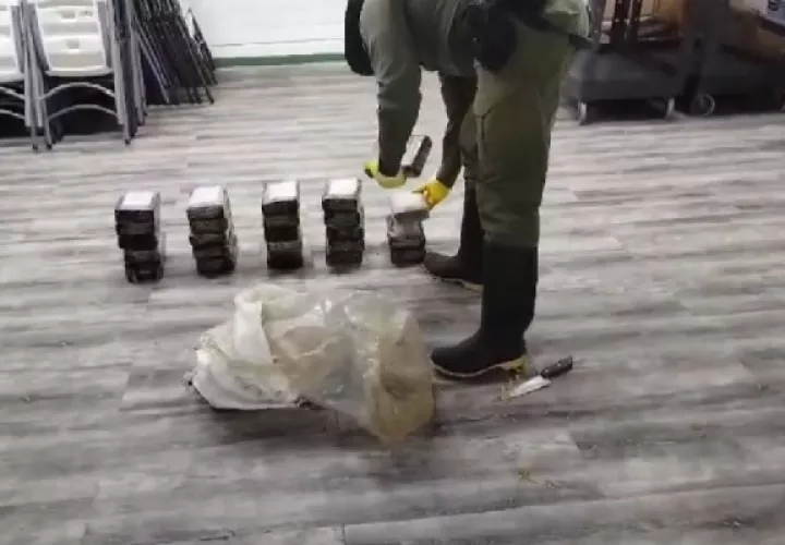 Los uniformados encontraron la droga en un área protegida. Foto. Cortesía. Proteger y Servir