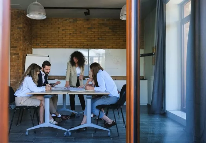 El 83% de la nueva generación de líderes prioriza trabajar con un horario flexible. Foto: Pexels