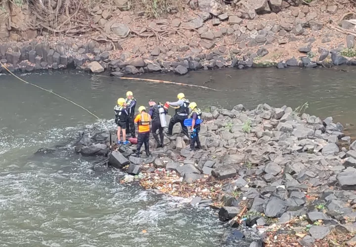 El cuerpo de la menor de edad fue ubicado a 10 metros de profundidad por los buzos del Cuerpo de Bomberos de Panamá. Foto. Eric Montenegro