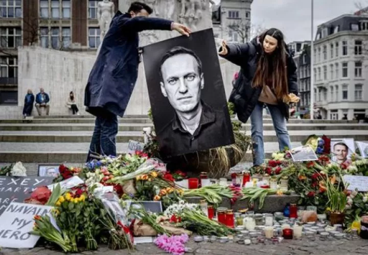 Vigilia por el fallecido líder de la oposición Alexéi Navalny, Amsterdam, Países Bajos. Foto: EFE