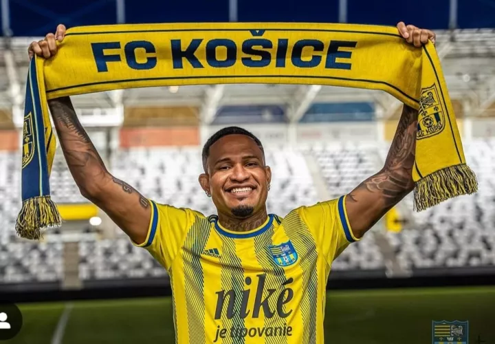 Eric Davis es presentado por su nuevo equipo en Eslovaquia. Foto: Instagram