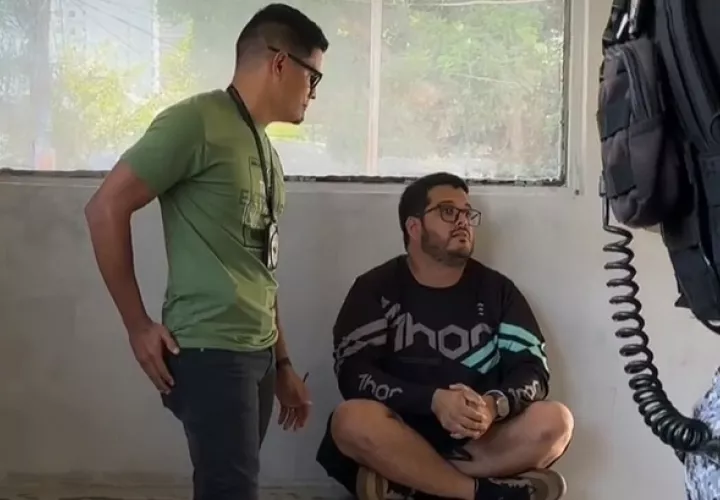Mauricio Valenzuela en la estación de policía tras el incidente. 