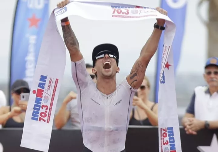 Felipe Santos ganador del  Ironman 70.3 Panamá 2024. Foto: EFE