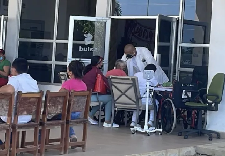 Durante la falta de aire acondicionado, algunos galenos realizaron sus consultas al aire libre. Foto. Thays Domínguez