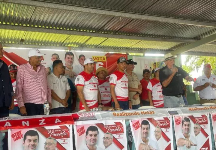 El presidente de Alianza, José Muñoz,  realizó una gira en Tortí de Chepo. Foto: Cortesía 