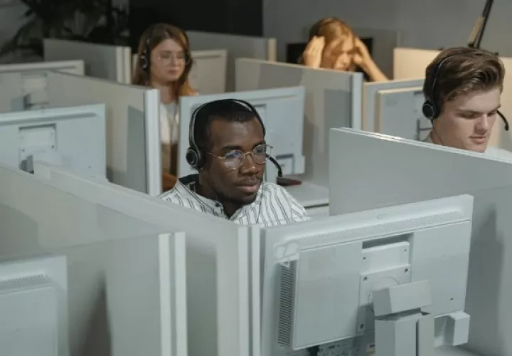 Los call center tienen gran demanda entre los jóvenes. Foto: Pexels