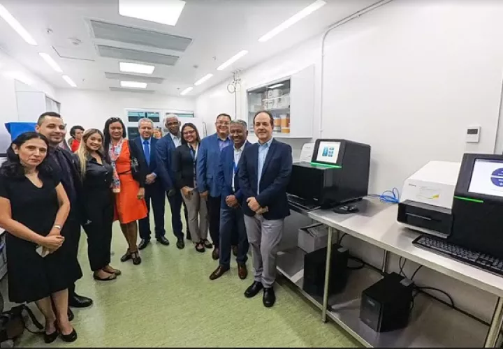Investigadores y autoridades de la Senacyt durante la presentación del laboratorio. Foto: Cortesía: Senacyt