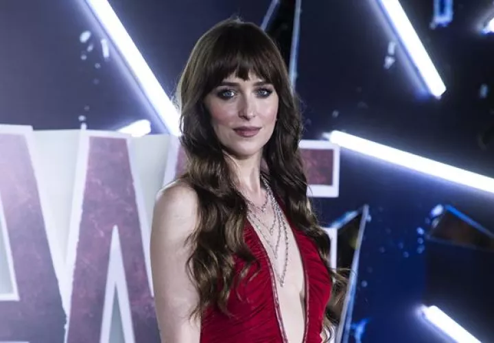 Dakota Johnson, posa en la alfombra roja de la película 'Madame Web'. Foto: EFE