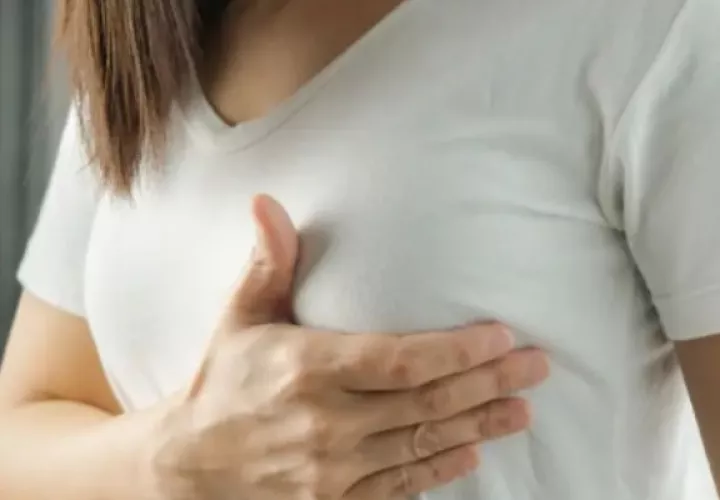 Es común tener cambios en las mamas durante la perimenopausia o la menopausia. Foto: Pexels