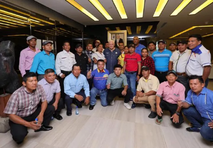 Ricardo Martinelli junto a candidatos del circuito 12-1, provincia de Bocas del Toro.