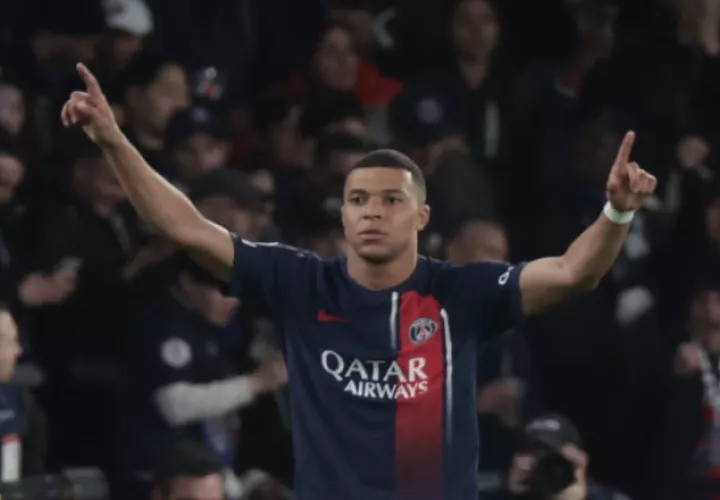 Kylian Mbappé (cent.) celebra su gol durante el partido de octavos de la Champions League ante Real Sociedad. Foto: EFE
