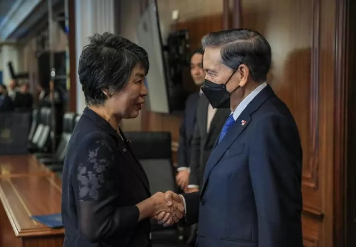 La ministra Yoko Kamikawa junto al presidente Laurentino Cortizo en el Palacio de Las Garzas. Foto: Cortesía