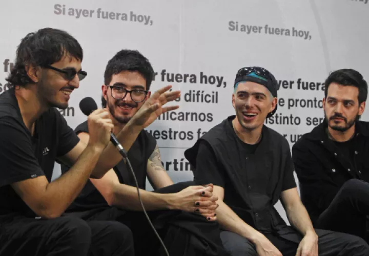 Pablo Isaza (i), mientras habla junto a sus compañeros Simón Vargas (2-i), Martín Vargas (2-d) y Juan Pablo Villamil (d), integrantes de la banda colombiana Morat. Foto: EFE / Luis Eduardo Noriega Arboleda