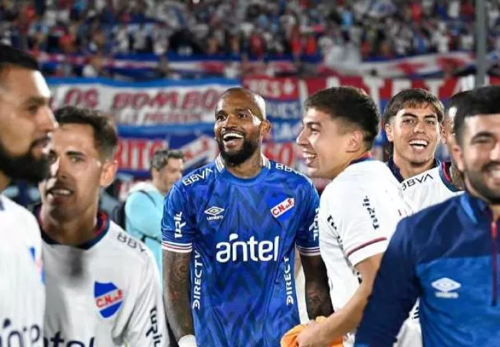 El panameño Luis 'Manota' Mejía (cent.) con el Nacional. Foto:luismanotamejia12