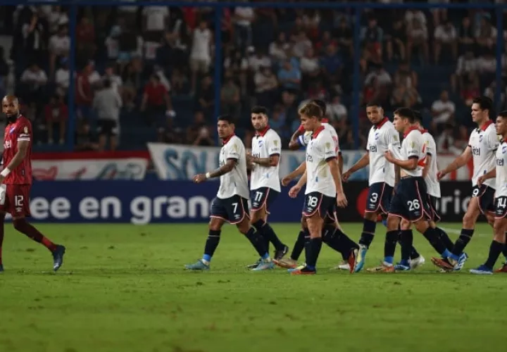 Luis Mejía (izq.) camino a los camerino con Nacional. Foto: EFE