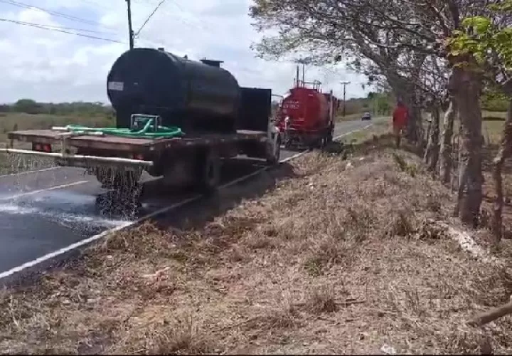 Los conductores de los camiones cisternas fueron obligados a depositar en la cuneta toda el agua que transportaban. Foto. Eric Montenegro