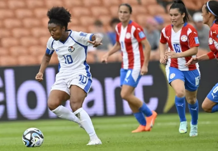 Marta Cox de Panamá conduce el balón ante el acecho de jugadoras de Paraguay. Foto: FEPAFUT
