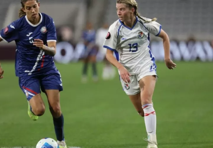 La panameña Riley Tanner (der.) conduce el balón, ante la marca de la jugadora de Puerto Rico, Madison Cox. Foto: Fepafut