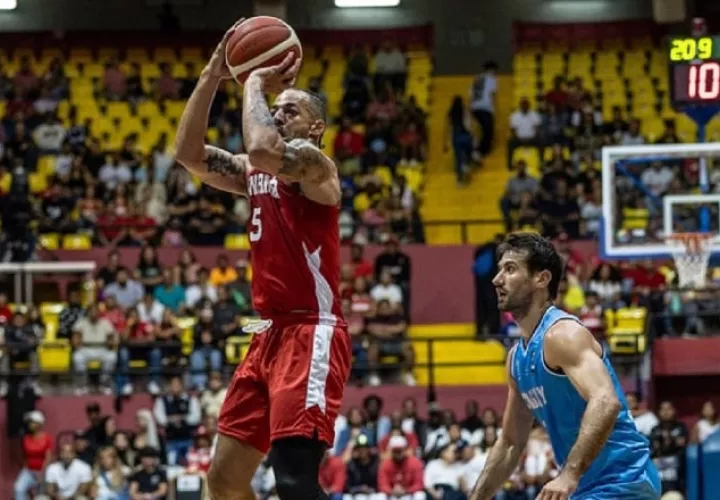 Trevor Gaskins lanza a la canasta en el juego contra Uruguay en la Arena Roberto Durán. Foto: FIBA