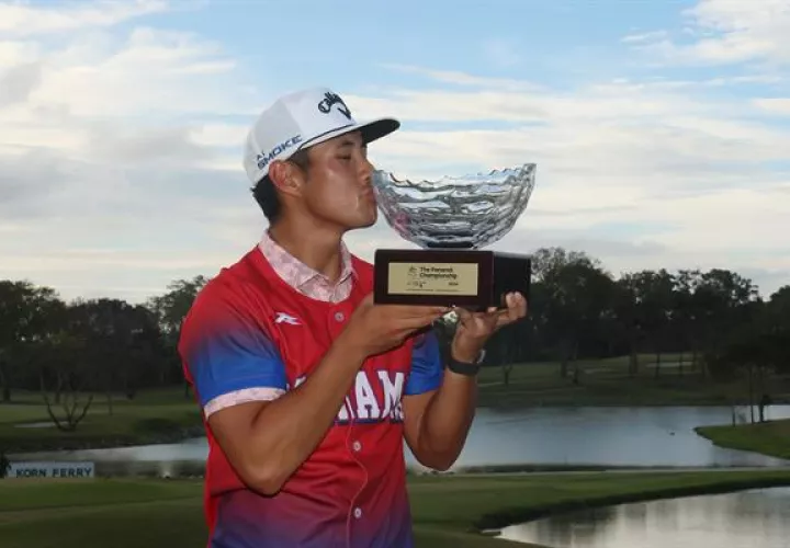 Isaías Salinda, festeja su triunfo en el Panama Championship. Foto:EFE