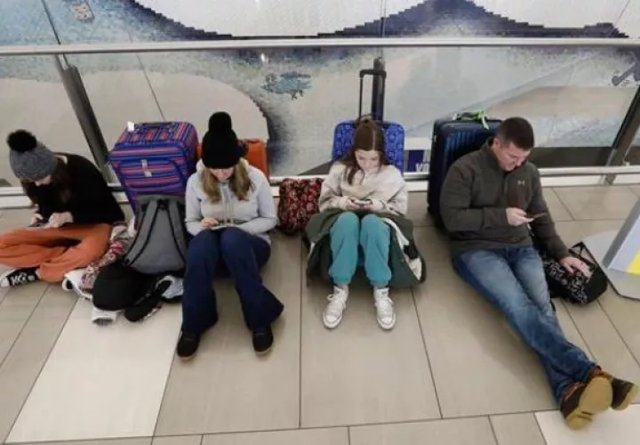 Personas esperan ante los retrasos de sus vuelos en el Aeropuerto de LaGuardia (Nueva York). Foto: EFE