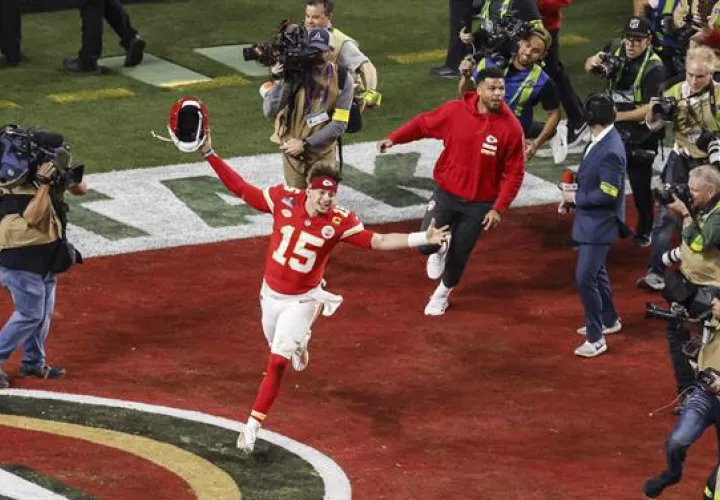 Patrick Mahomes, festeja ganar el Super Bowl ante 49ers. Foto: EFE
