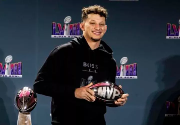 Patrick Mahomes, festeja ganar el Super Bowl ante 49ers. Foto: EFE