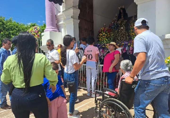 Los devotos este domingo seguían llegando para adorar a Jesús Nazareno de Atalaya. Foto. Melquíades Vásquez