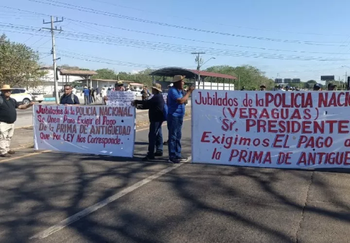 El grupo de policías retirados de las provincias centrales cerraron de forma intermitente los cuatro paños de la vía. Foto. Thays Domínguez