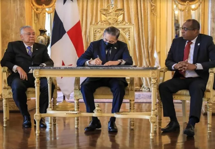 Cortizo firma la designación oficial de Caraballo como Procurador General. Foto: Cortesía
